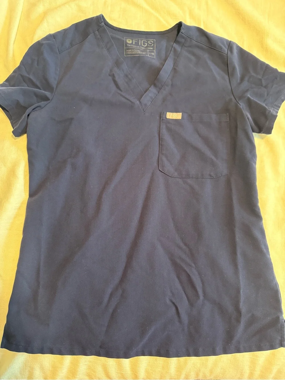 Figs Women's Navy Short-Sleeve V-Neck Pocket Tee
